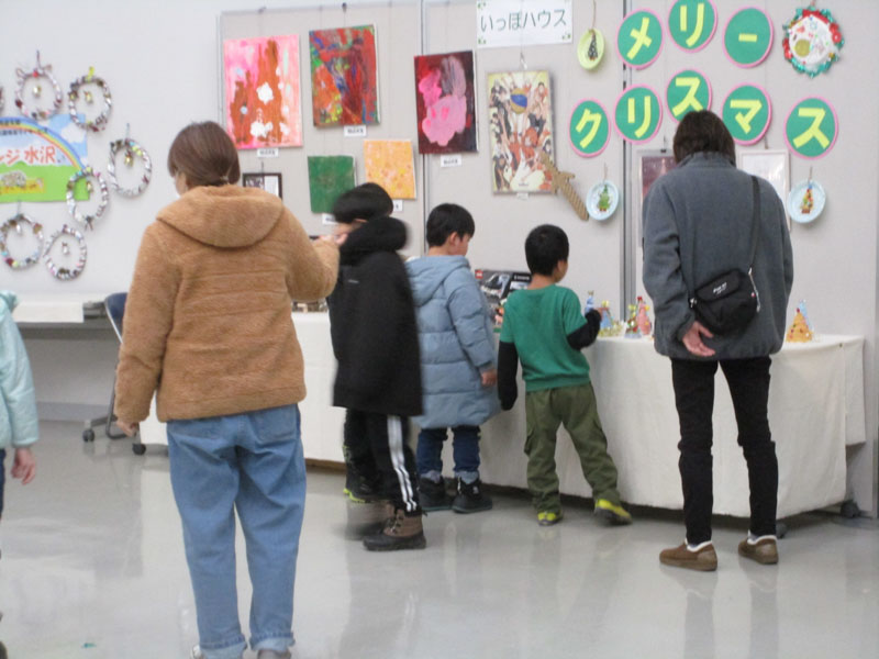 12月　ふれあい作品展の様子２